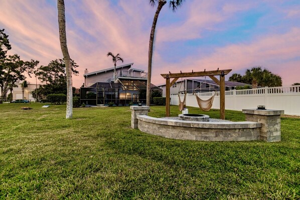 Boaters paradise! FL lifestyle, large dock, Gulf-access canal. Yard & firepit!