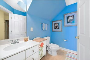 Sunset Island 9 Canal Side Mews East First Level Bathroom