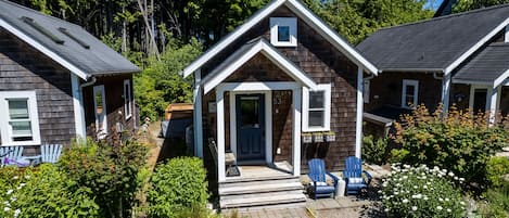 Quaint cottage in the peaceful Beach Camp neighborhood of Seabrook. 