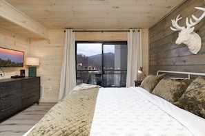 Bedroom 1 King Bed And Awesome Mountain Views!