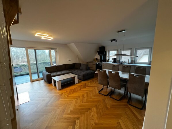 Blick von der Wohnungstür Richtung Wohn-/ Essbereich mit Ausgang auf den Balkon