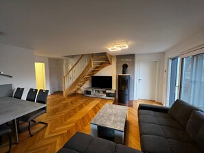 Blick in Wohn-/Essbereich mit Kamin Ausgang auf den Balkon