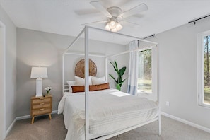 Master bedroom, walk in closet, smart tv and linens provided