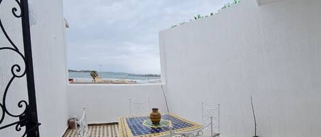 Grande terrasse avec vue sur la mer et sont île de Mogador