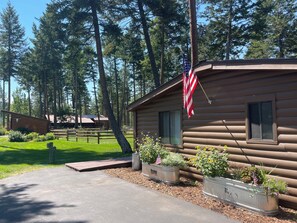 Front parking with view of barn