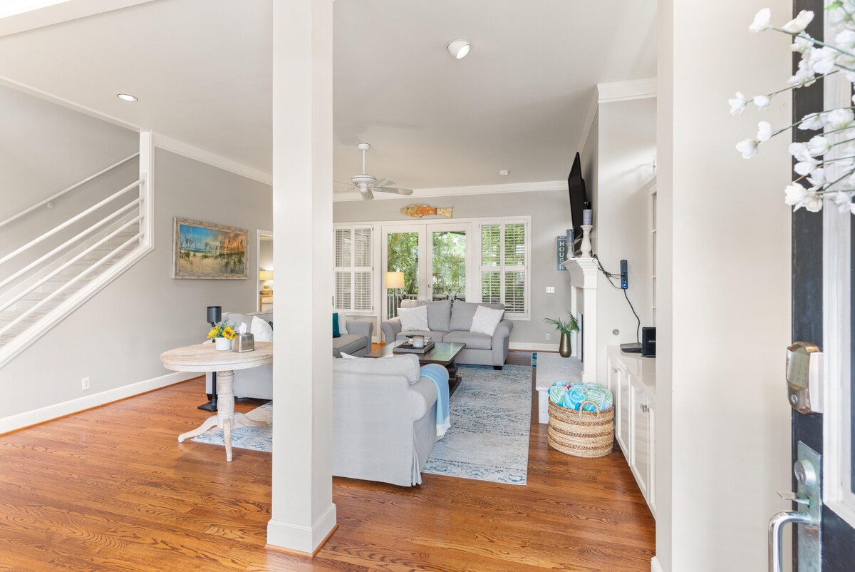 East Beach Family Retreat with large pool, sleeps 15