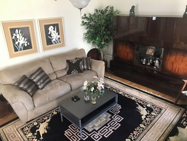 Cozy living room with plenty of room to lounge.