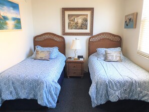 Guest Bedroom (twin beds)