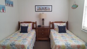 Guest bedroom (twin beds)