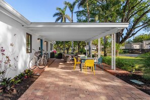 FRONT OUTDOOR SITTING AREA