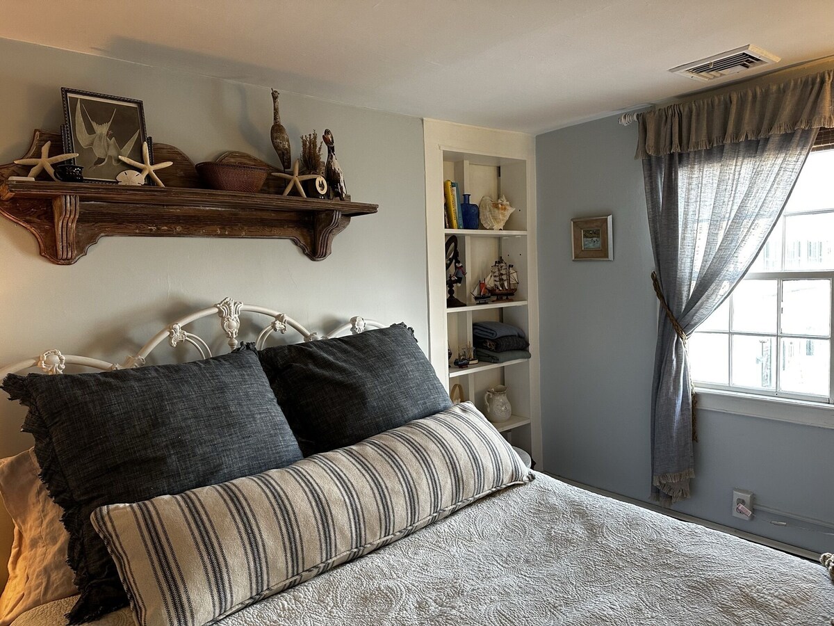 Historic Spite House, Captain’s Home, sleeps 10, walk to downtown Mystic!!