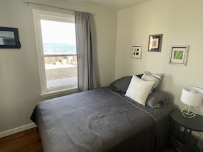 Bedroom on beach side