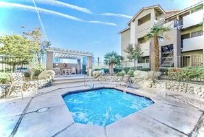 Poolside Paradise, Your Stylish Condo Awaits!!