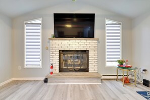 Living Room | Smart TV | Pet Friendly w/ Fee