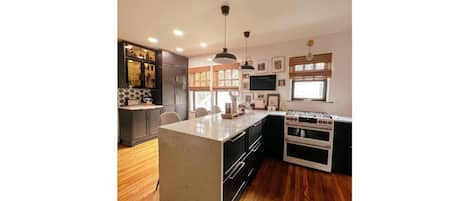 Kitchen/Dining room w/TV