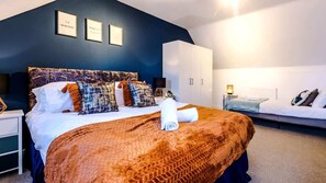 Comfortable king bed in master bedroom. Warm lighting, tasteful decor, large windows, closet & ample storage. Essential amenities inc. A/C, heating & Wi-Fi. Ideal for romantic getaways or family vacations. A peaceful & rejuvenating retreat.