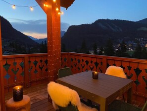 Terrasse avec vue montagnes - Ambiance cocooning en soirée