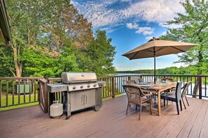 Outdoor Dining /Deck off kitchen- propane provided for grill, table expands.