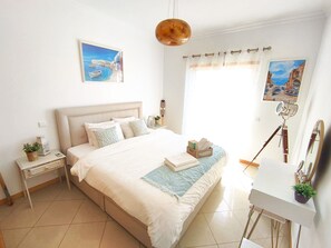 Bedroom, with a queen size bed