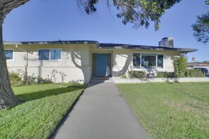 Home Exterior | Single-Story Home | 10 Mi to Beach