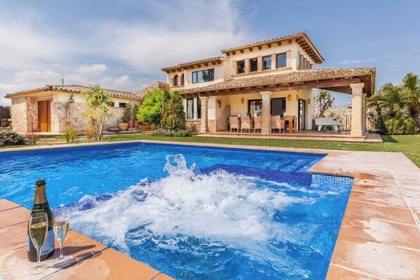 Front view jacuzzi