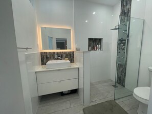 Ensuite Master Bathroom
