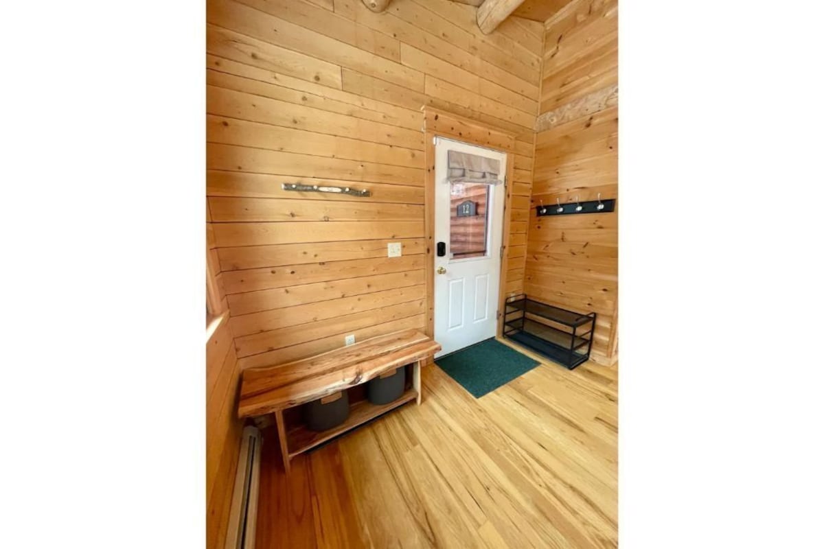 Beautiful Log Cabin – Complimentary Suissevale Beach Pass Included!