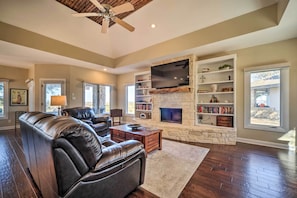 Living Room | Fireplace | Smart TVs | Free WiFi