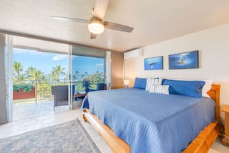 Lovely penthouse with ocean views, beach access, 2 balconies & amazing location