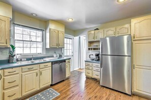 Kitchen | Keyless Entry | Free WiFi | Convenient Location