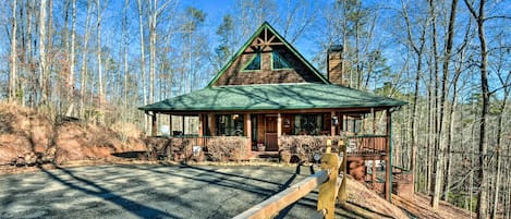 Dahlonega Vacation Rental | 4BR | 3.5BA | 2,300 Sq Ft | Stairs Required