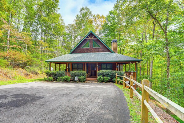 Dahlonega Vacation Rental | 4BR | 3.5BA | 2,300 Sq Ft | Stairs Required