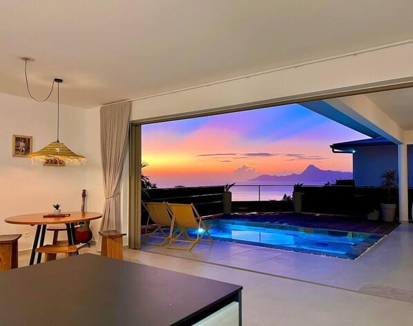 Sunset sur l'île de Moorea depuis la cuisine