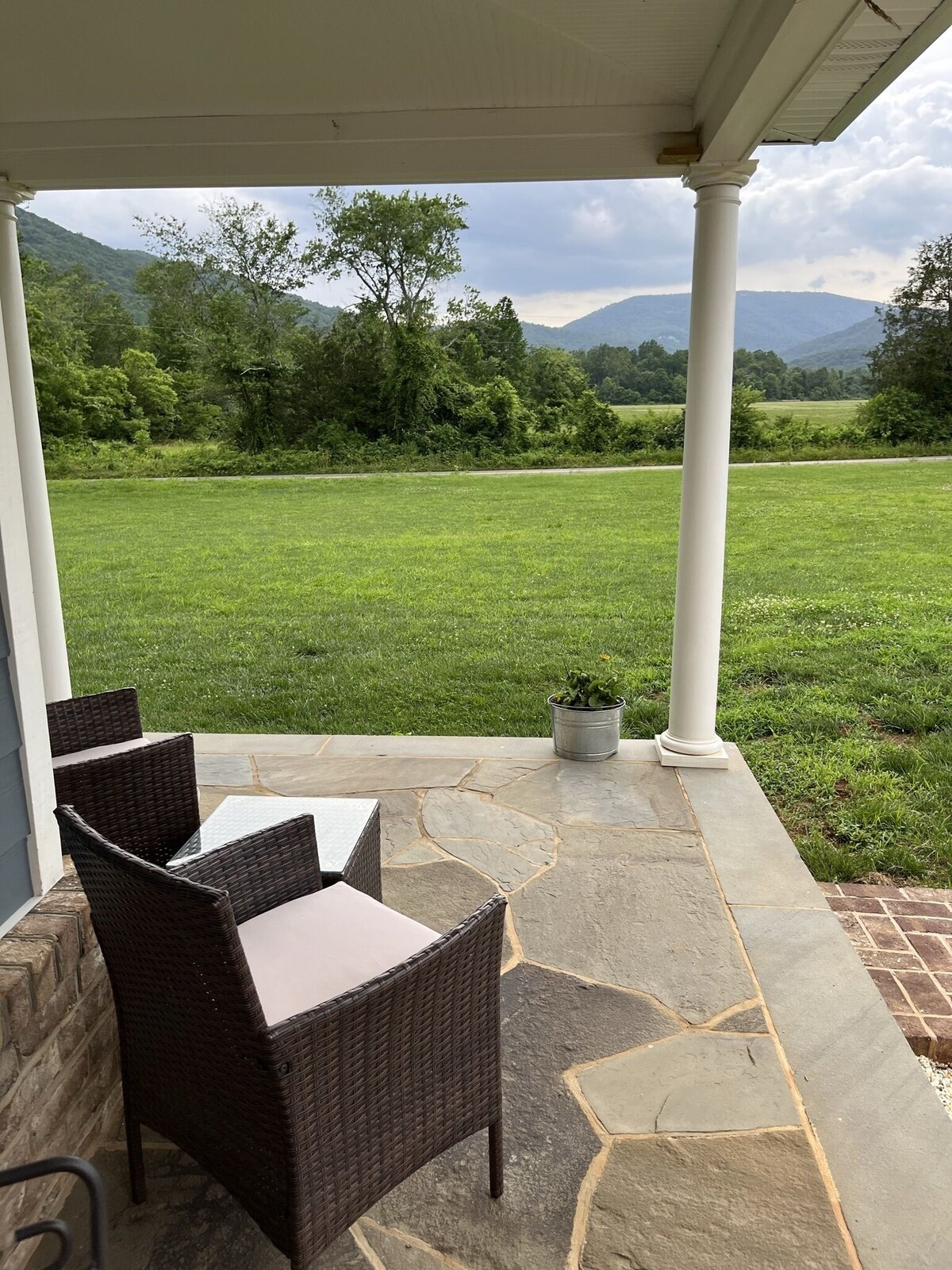 RiverFront Country Home with Blue Mountain Views