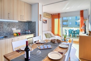 Kitchen of the flat with swimming pool in l'Escala