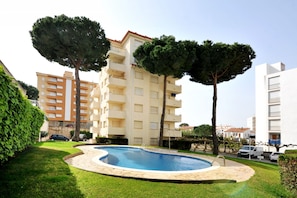 Building of the flat with swimming pool in l'Escala