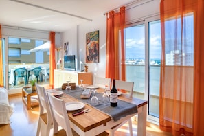 Flat in l'Escala with integrated kitchen and dining room