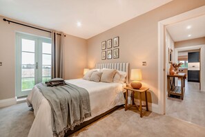 Riverview Master Bedroom - StayCotswold