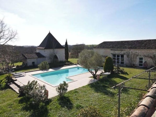 La grange. Le pigeonnier et la piscine
