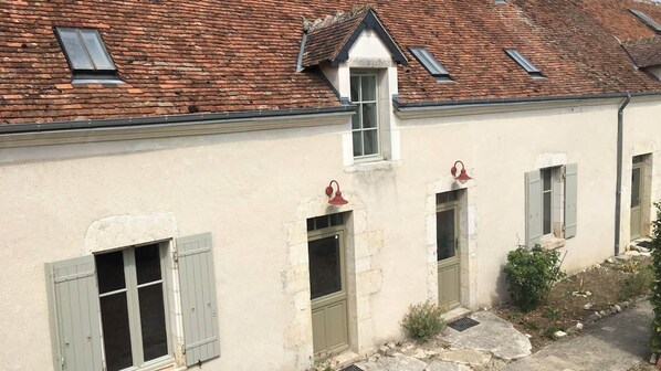 La longère avec à gauche le meublé en duplex "La Laiterie"