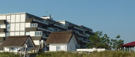 Blick auf die Wohnanlage vom Strand