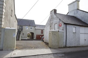 garden apartment is through archway. 