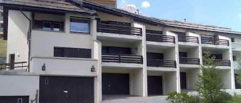 Front view balcony, Parkplatz Garage vorne