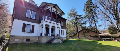 Gartenansicht der historischen Villa Silberborn