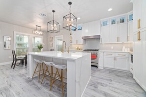 Modern finishes meet bright spaces—perfect for culinary adventures!