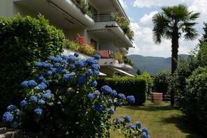 Aussenansicht zum bepflanzten Balkon
