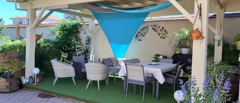 pergola à partager pour manger en  extérieur