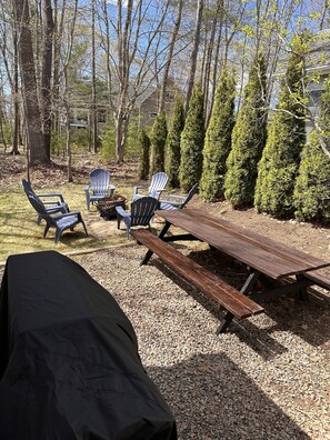 Outdoor dining, fire pit and grill!