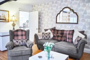 Park Place Apartment, Whitby - Host & Stay
