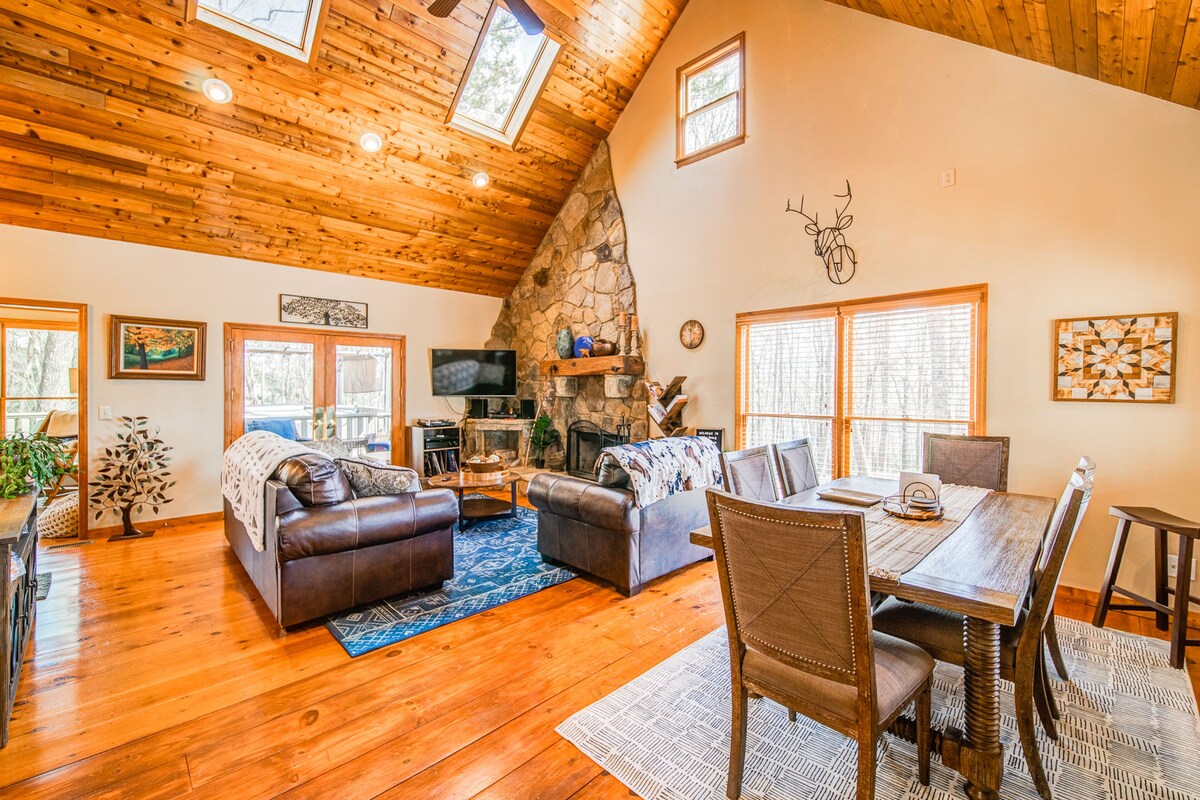 Dog-friendly retreat with hot tub, wood fireplace, pool table, & enclosed yard